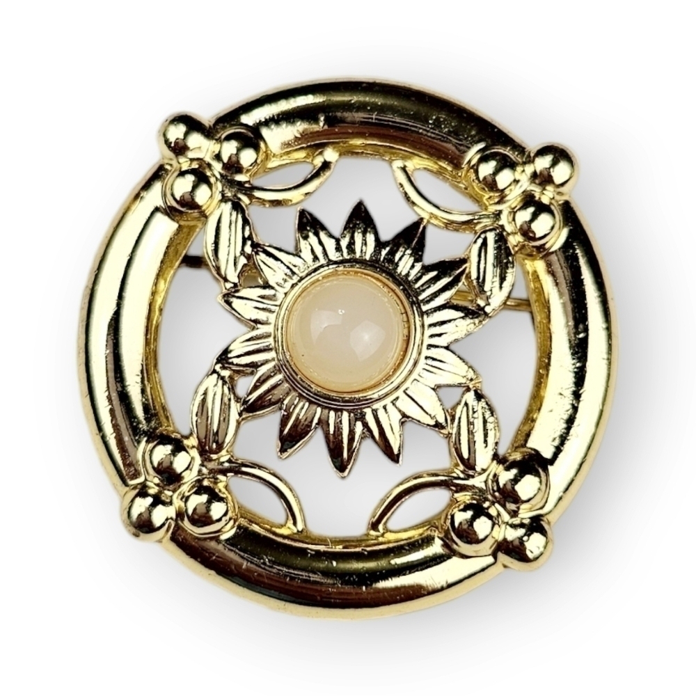 Vintage Flower Brooch Cream Lucite Cabochon Gold Plated Circle Danecraft Floral